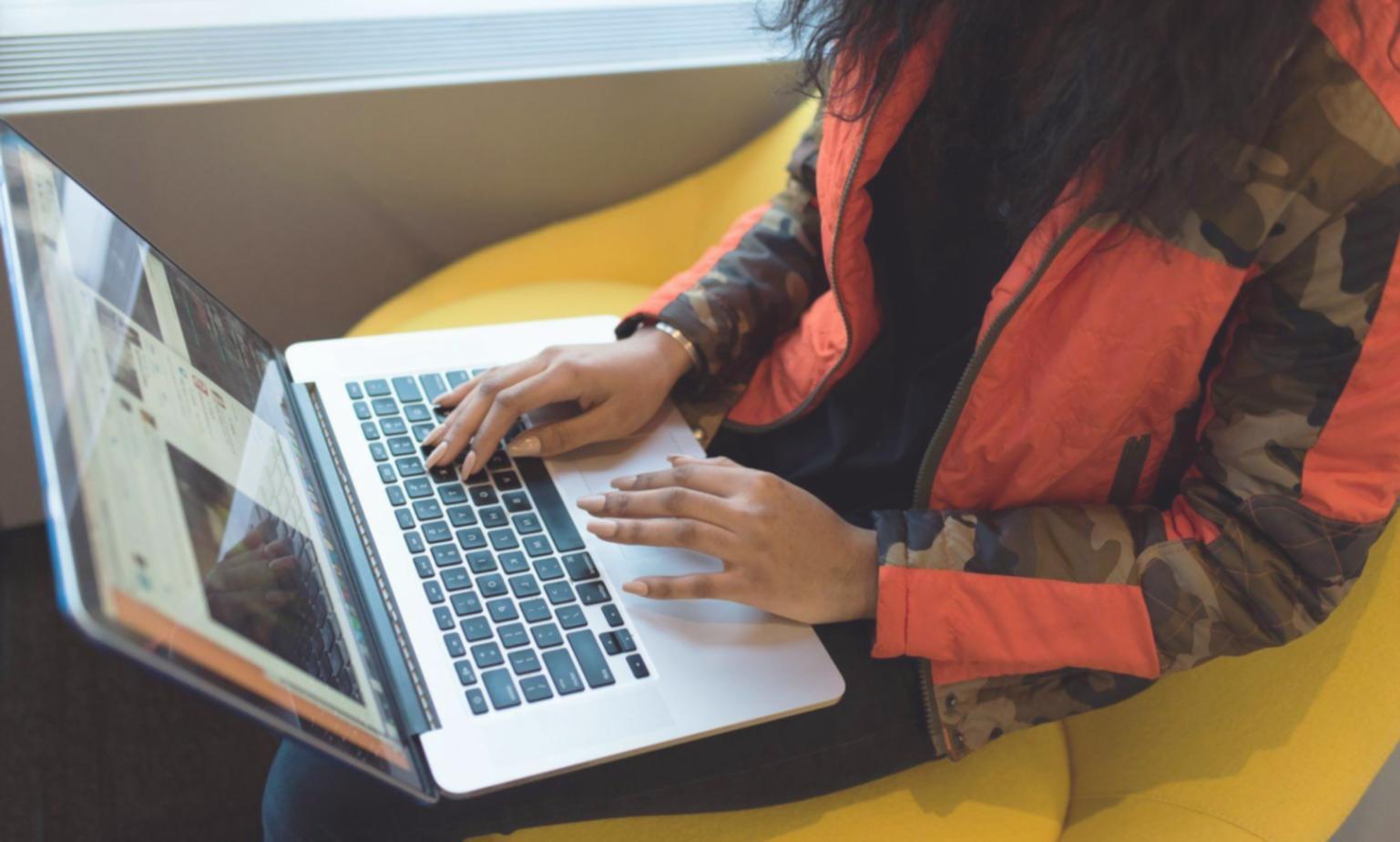 Sesión de formación en comunicación financiera con participantes