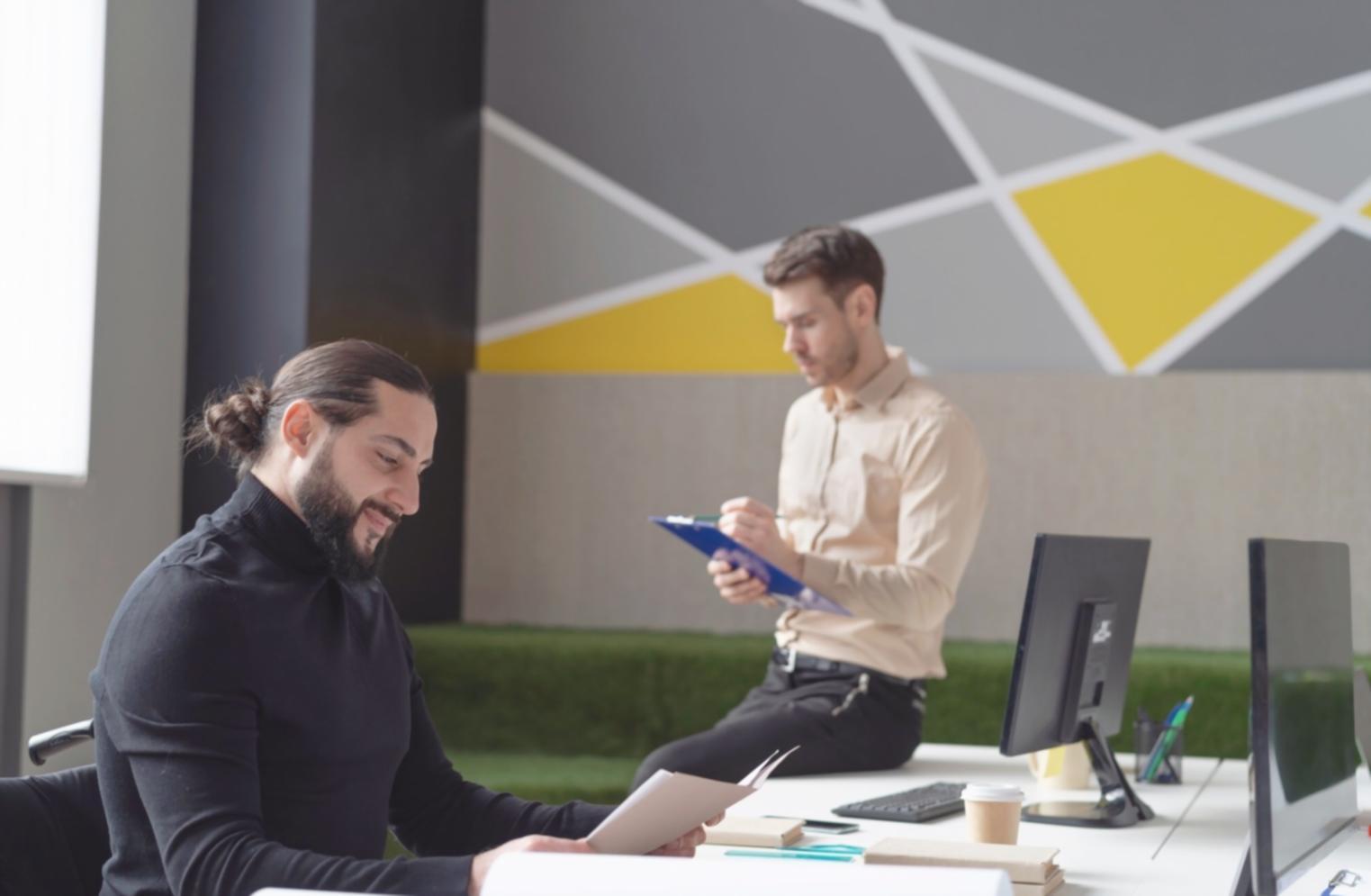Profesionales participando en sesión de formación sobre comunicación financiera